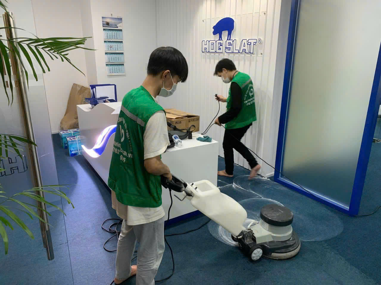 Ảnh mô tả quá trình thực hiện dịch vụ giặt nệm, ghế sofa tại nhà BMT, Đắk Lắk Nhân viên giặt nệm, ghế sofa tại nhà BMT, Đắk Lắk