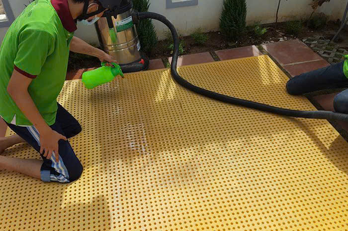 Sử dụng hóa chất máy móc chuyên dụng để loại bỏ các vết bẩn cứng đầu