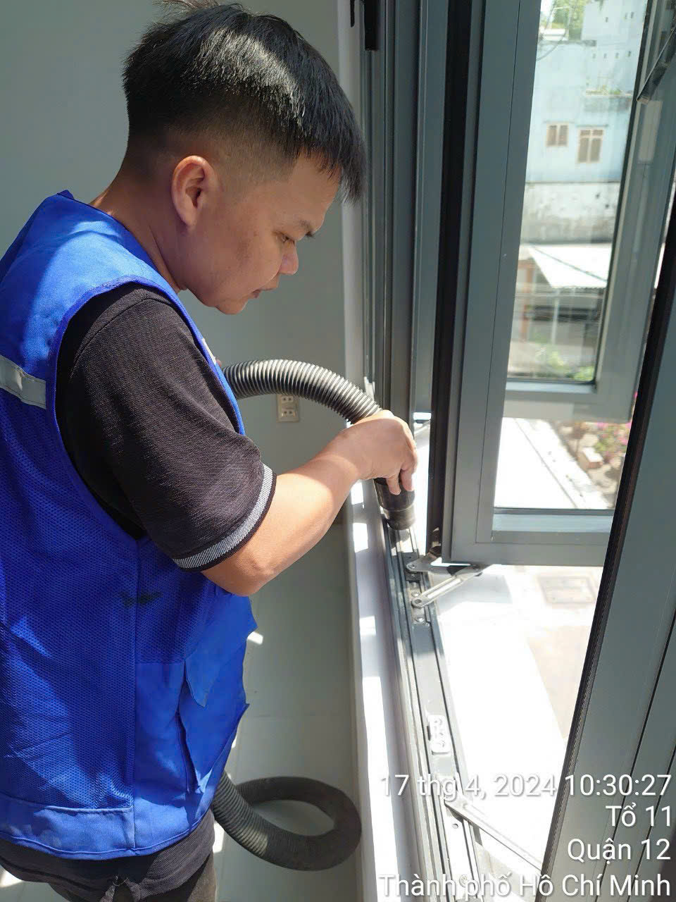 vệ sinh công nghiệp với các công cụ chuyên dụng, máy móc và đội ngũ nhân viên chuyên nghiệp từ Vệ Sinh Công Nghiệp 5S