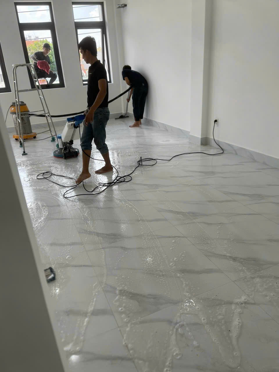 công nhân vệ sinh sau xây dựng tại công trình ở Đắk Lắk