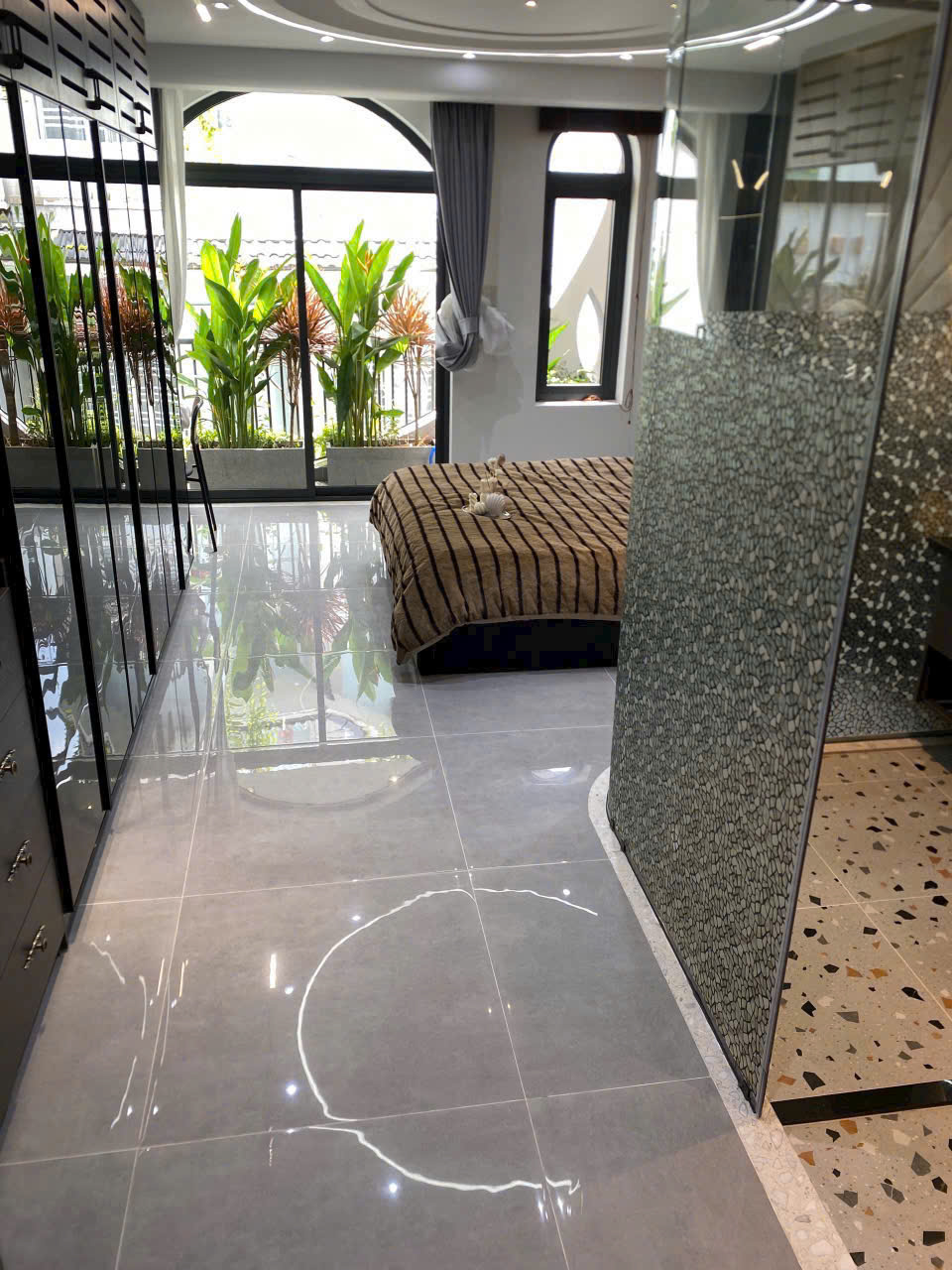 Sàn gạch sau khi chà ron epoxy sáng bóng