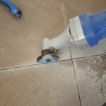 Công đoạn vệ sinh ron gạch trước khi chà ron epoxy