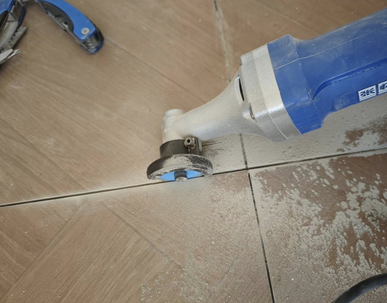 Công đoạn vệ sinh ron gạch trước khi chà ron epoxy
