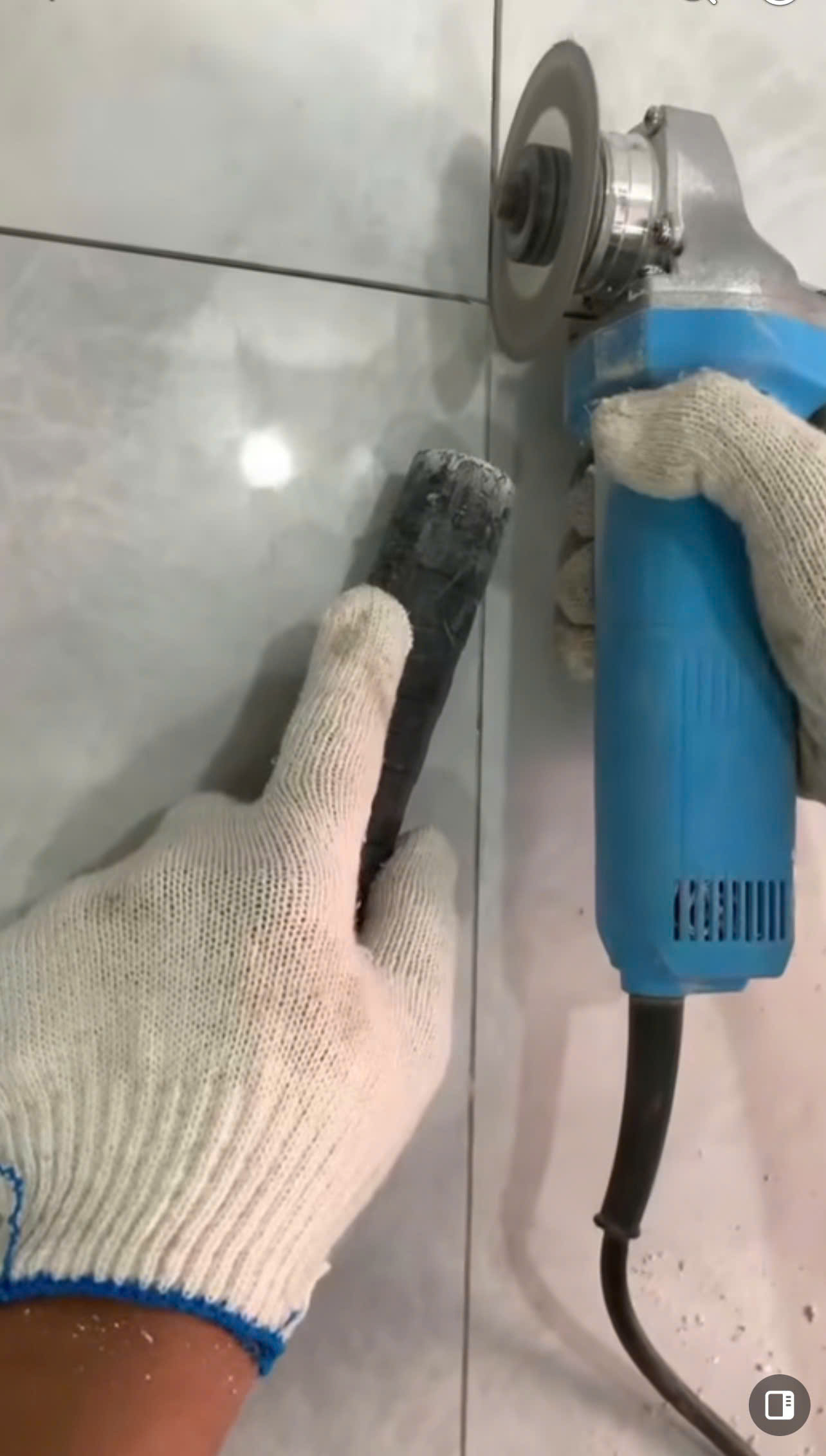 vệ sinh ron gạch cũ trước khi làm epoxy